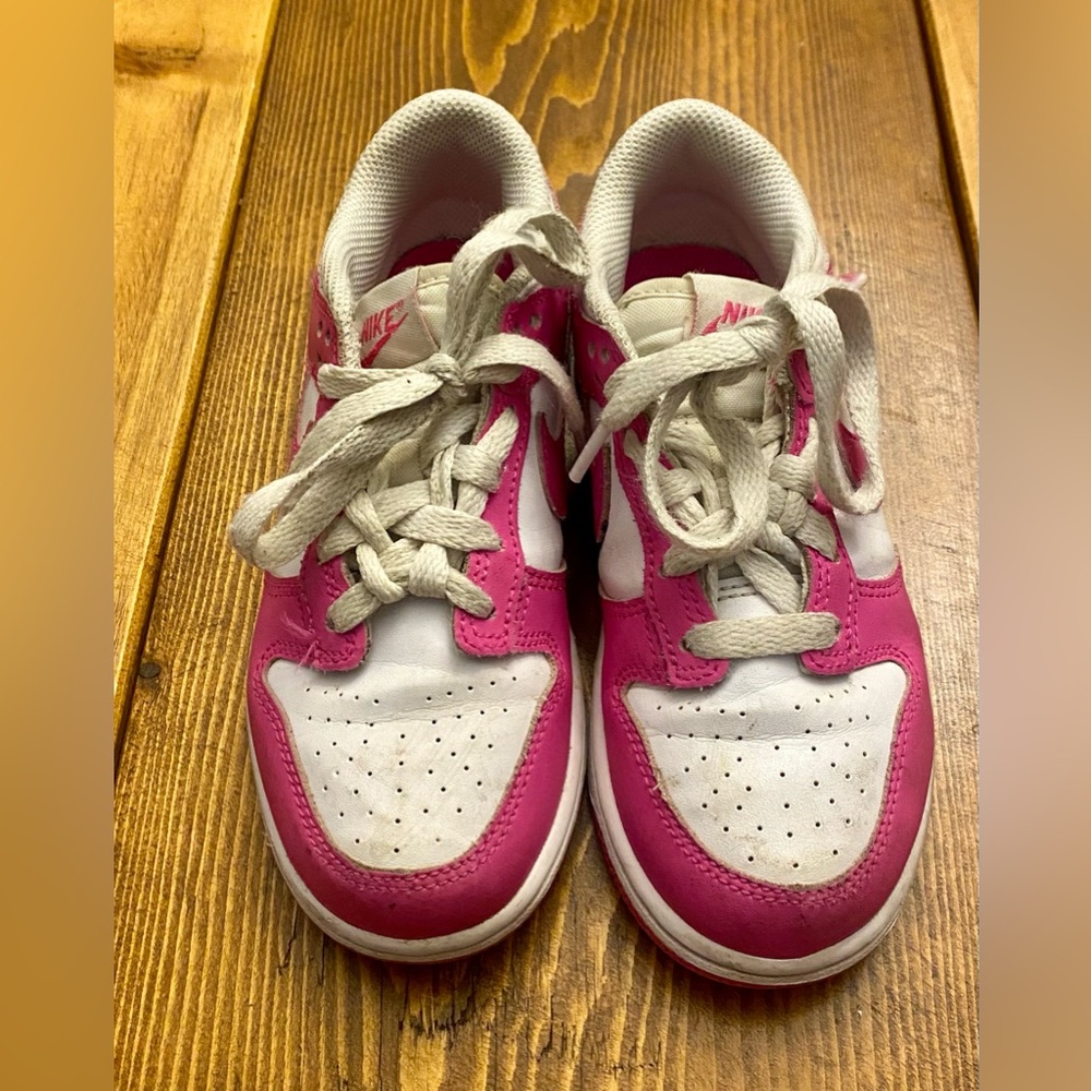 Nike Kids Dunks in Fuchsia and White